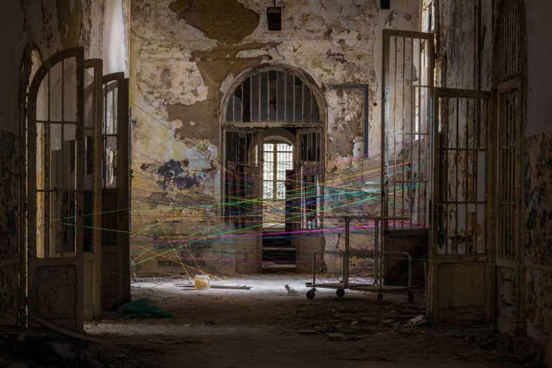 Eleonora Gugliotta: Ambienti #10 - Charcot, Volterra, 2017 - Installazione site e time specific in spazi abbandonati con utilizzo di fili di lana