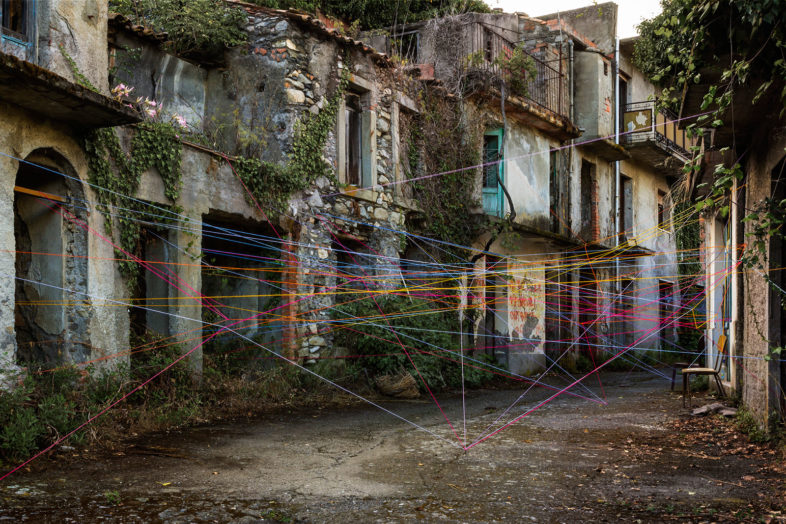 Eleonora Gugliotta: Ambienti #8 - Borgo di Rajù, 2016 - Installazione site e time specific in spazi abbandonati con utilizzo di fili di lana